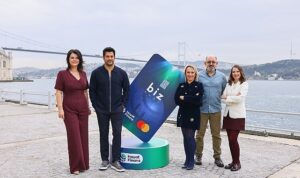 Burak Özçivit, Prof. Dr. Sinan Canan ve Açelya Akkoyun, Hayat Finans’ın ‘yeni nesil aile kartı’ için aynı sahnedeydi