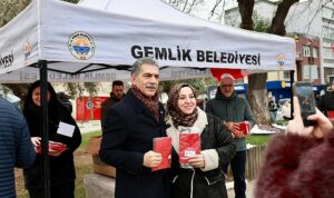 Gemlik Belediyesi’nden Türk Bayrağı Dağıtımı