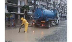 İzmir Büyükşehir Belediyesi ekipleri yağış nöbetinde