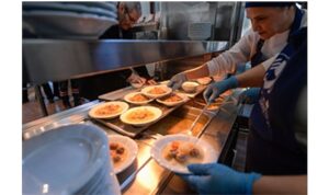 İzmir’de bir tabak yemekle hayatlar ısınıyor