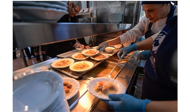 İzmir’de bir tabak yemekle hayatlar ısınıyor