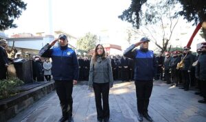 Karşıyakalılar Zübeyde Anne’yi kabri başında andı