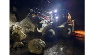 Kemer’de istinat duvarı çöktü