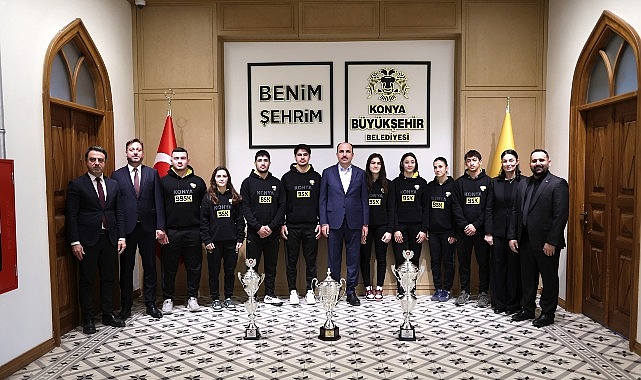 Konya Büyükşehir’in Başarılı Judocuları 2025’te Kazandıkları Kupaları Başkan Altay’a Takdim Etti
