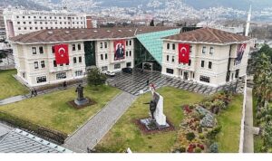 Osmangazi Belediyesi Binalarını Türk Bayraklarıyla Donattı