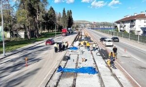 Raylar tam yol Kartepe’ye doğru döşeniyor