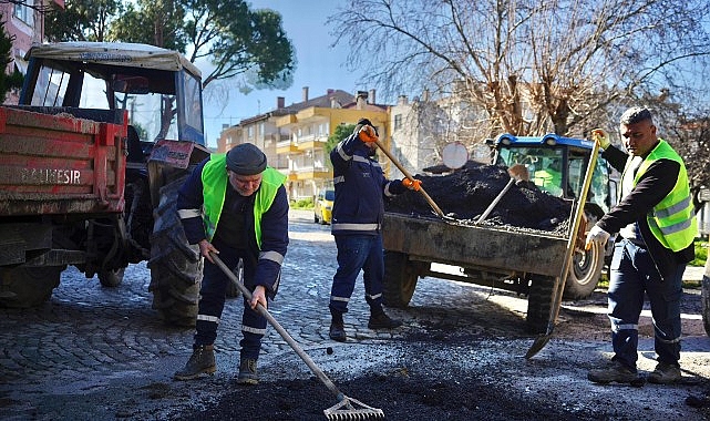 Ayvalık’ta Yol Bakım ve Onarım Çalışmaları Sürüyor