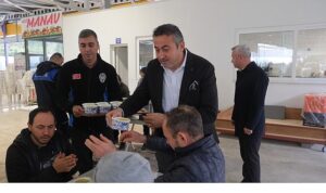 Başkan Topaloğlu’ndan pazar esnafına çorba ikramı