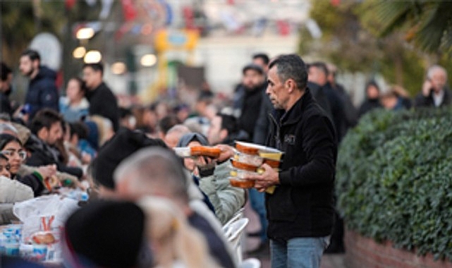 Büyükşehir iftar sofrasını bu kez Karşıyaka’da kurdu