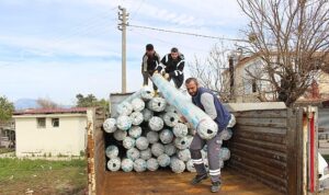 Büyükşehir’den hortum ve yağıştan zarar gören çiftçiye sera naylonu desteği