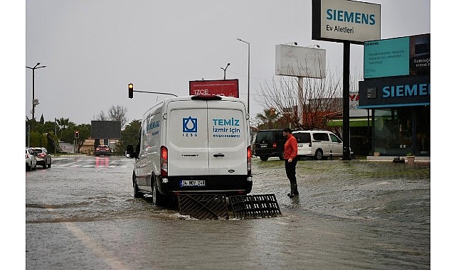 Çeşme Belediyesi Yağmurla Mücadelede Tüm Ekipleriyle Sahada