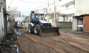 Edremit’te yol seferberliği: 14 ekip aynı anda sahada