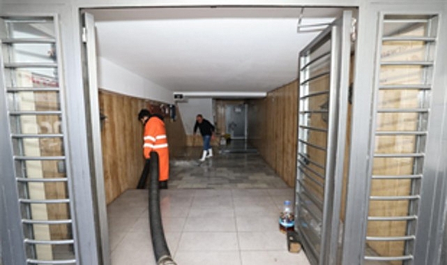 İzmir Büyükşehir Belediyesi sahada: 412 iş makinesi ve 1365 personel görevde