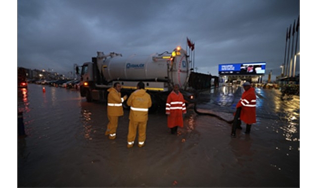 İzmir’de yağış ve deniz seviyesi hareketliliğine anlık müdahale