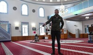 Torbalı’da Camiler Ramazan’a Hazır:  Belediyeden Kapsamlı Temizlik