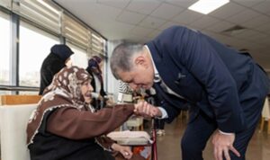 Başkan Tugay huzurevi sakinleriyle bayramlaştı