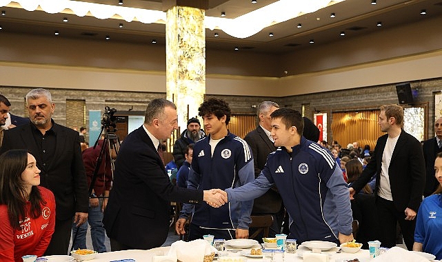 Büyükakın başarılı sporcularla iftar yaptı