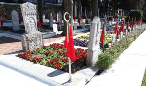 Büyükşehir’den şehitliklerde titiz çalışma