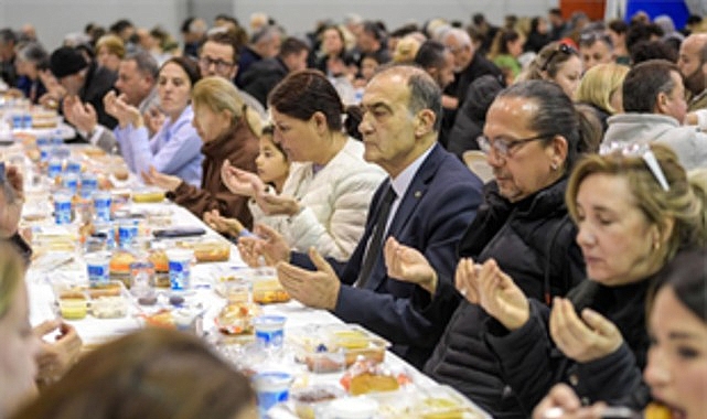 Büyükşehir’in iftar sofrası bu kez Foça’da kuruldu