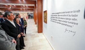CHP Genel Başkanı Özgür Özel “Sarışın Bir Kurt” Sergisini Gezdi