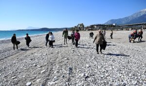Kemer’de sahil temizliği