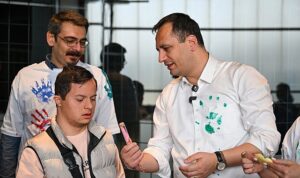 Minik eller doğaya umut ekti