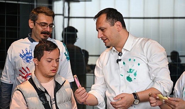 Minik eller doğaya umut ekti
