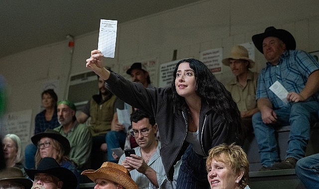Netflix, Dan Levy İmzalı ve Oyuncu Kadrosunda Boran Kuzum’un da Yer Aldığı ‘Big Mistakes’in Resmi Fragmanını Paylaştı