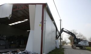 Nilüfer’de tarım alanındaki 900 metrekarelik kaçak yapı yıkıldı
