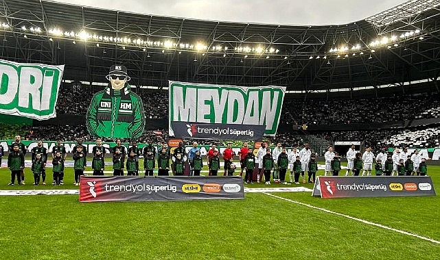 O çocuklar maçta yerlerini aldı