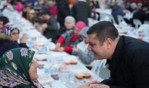 Torbalı Belediyesi’nden Cumhuriyet Mahallesi’nde Dev İftar