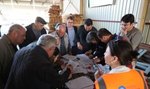 Büyükşehir arı kovanı hibesi ile üreticilerin yüzünü güldürüyor