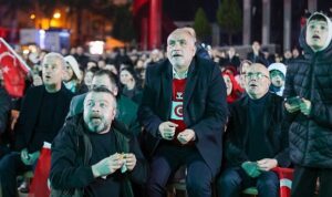 Canik’te Tribün Ruhu Meydana Taşındı: Dev Ekranla Milli Maç Coşkusu Yaşandı