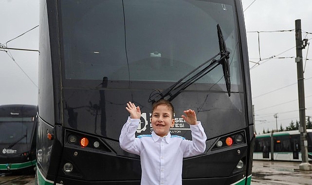 Hayal etti, 6 yaşında vatman oldu