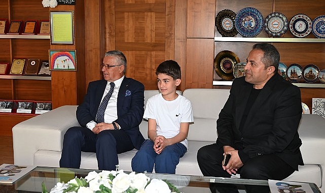 Öğrenciler Başkanlık koltuğuna oturdu