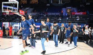 One Team katılımcıları Anadolu Efes – Partizan karşılaşmasında parkeye çıktı