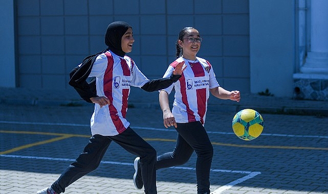 OSB Ortaokulunda 1.100 Öğrenciye İnegölspor Forması Dağıtıldı