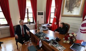 Urla Belediye Başkanlığı Koltuğuna Türkiye’nin Seçilmiş İlk Çocuk Meclisi Başkanı Oturdu