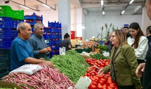 Başkan Akın Yalı Mahallesi’nde Esnaf ve Vatandaşlarla Buluştu