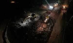 Büyükşehir ekipleri gece gündüz sahada; Başiskele’de selin izleri siliniyor