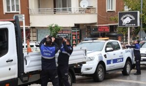 Nilüfer’de kaldırım ve yolları işgal eden tabelalar toplandı